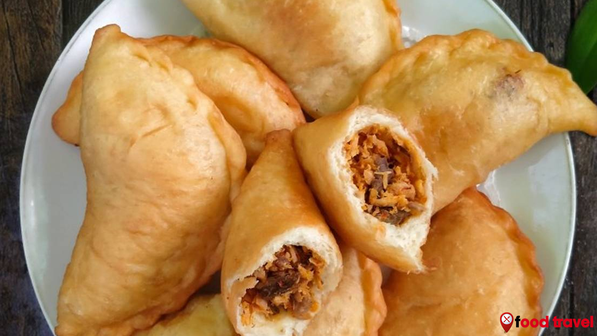 Panada: Kombinasi Roti Goreng dan Isi Pedas yang Menggoda